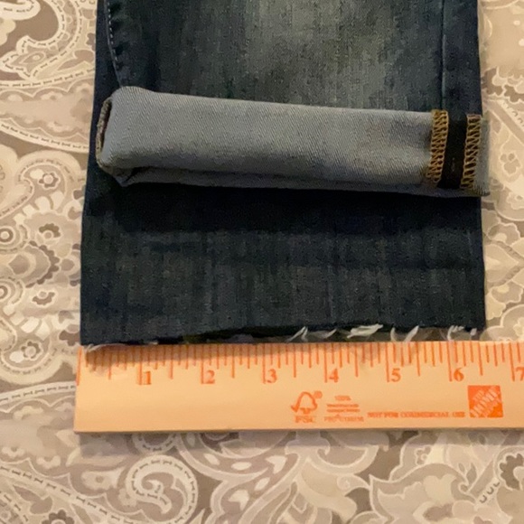 Gap crop jeans with distressed bottom - Picture 6 of 6